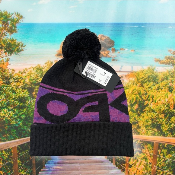 NWT Oakley Blackout Black Wanderlust Pom Beanie! - Picture 1 of 7